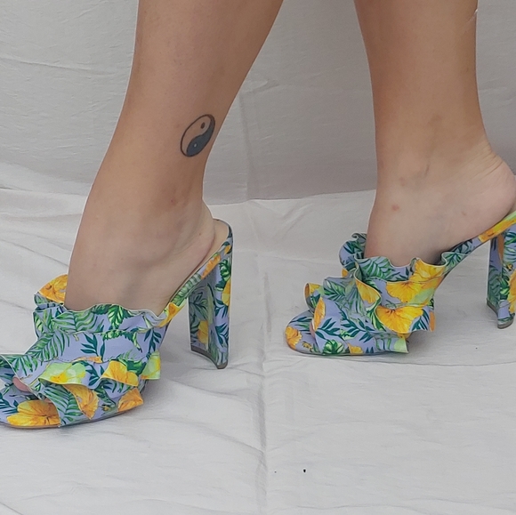 Women's Floral Pattern Heels - Picture 7 of 7